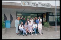 Fotografie: Angestellte des Defense Commissary im Einkaufszentrum Truman Plaza in Berlin-Dahlem