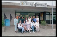 Fotografie: Angestellte des Defense Commissary im Einkaufszentrum Truman Plaza in Berlin-Dahlem