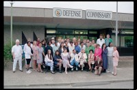 Fotografie: Angestellte des Defense Commissary im Einkaufszentrum Truman Plaza in Berlin-Dahlem