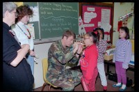 Fotografie: Zahnärztliche Untersuchung in der Thomas A. Roberts School in Berlin-Dahlem
