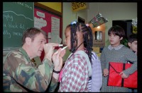 Fotografie: Zahnärztliche Untersuchung in der Thomas A. Roberts School in Berlin-Dahlem