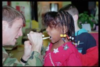 Fotografie: Zahnärztliche Untersuchung in der Thomas A. Roberts School in Berlin-Dahlem