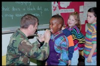 Fotografie: Zahnärztliche Untersuchung in der Thomas A. Roberts School in Berlin-Dahlem