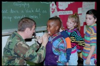Fotografie: Zahnärztliche Untersuchung in der Thomas A. Roberts School in Berlin-Dahlem