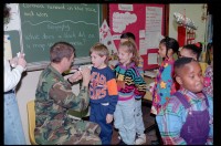 Fotografie: Zahnärztliche Untersuchung in der Thomas A. Roberts School in Berlin-Dahlem