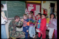 Fotografie: Zahnärztliche Untersuchung in der Thomas A. Roberts School in Berlin-Dahlem