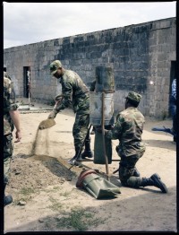 Fotografie: Häuserkampfübung der U.S. Army Berlin Brigade in Parks Range in Berlin-Lichterfelde