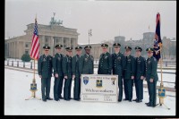 Fotografie: Offiziere des 5th Battalion, 502nd Infantry Regiment der U.S. Army Berlin vor dem Brandenburger Tor in Berlin-Mitte