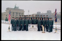 Fotografie: Offiziere des 5th Battalion, 502nd Infantry Regiment der U.S. Army Berlin vor dem Brandenburger Tor in Berlin-Mitte
