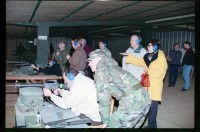 Fotografie: Besucher auf dem Schießplatz Rose Range der U.S. Army Berlin in Berlin-Wannsee