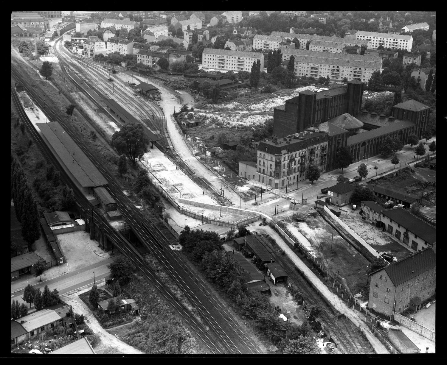 s/w-Fotografie: Berliner Mauer, Grenzverlauf an der Kopenhagener Straße zwischen Berlin-Reinickendorf und Berlin-Pankow