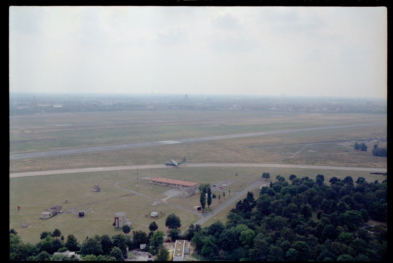 Fotografie: Hubschrauberflug des Aviation Detachment über Berlin