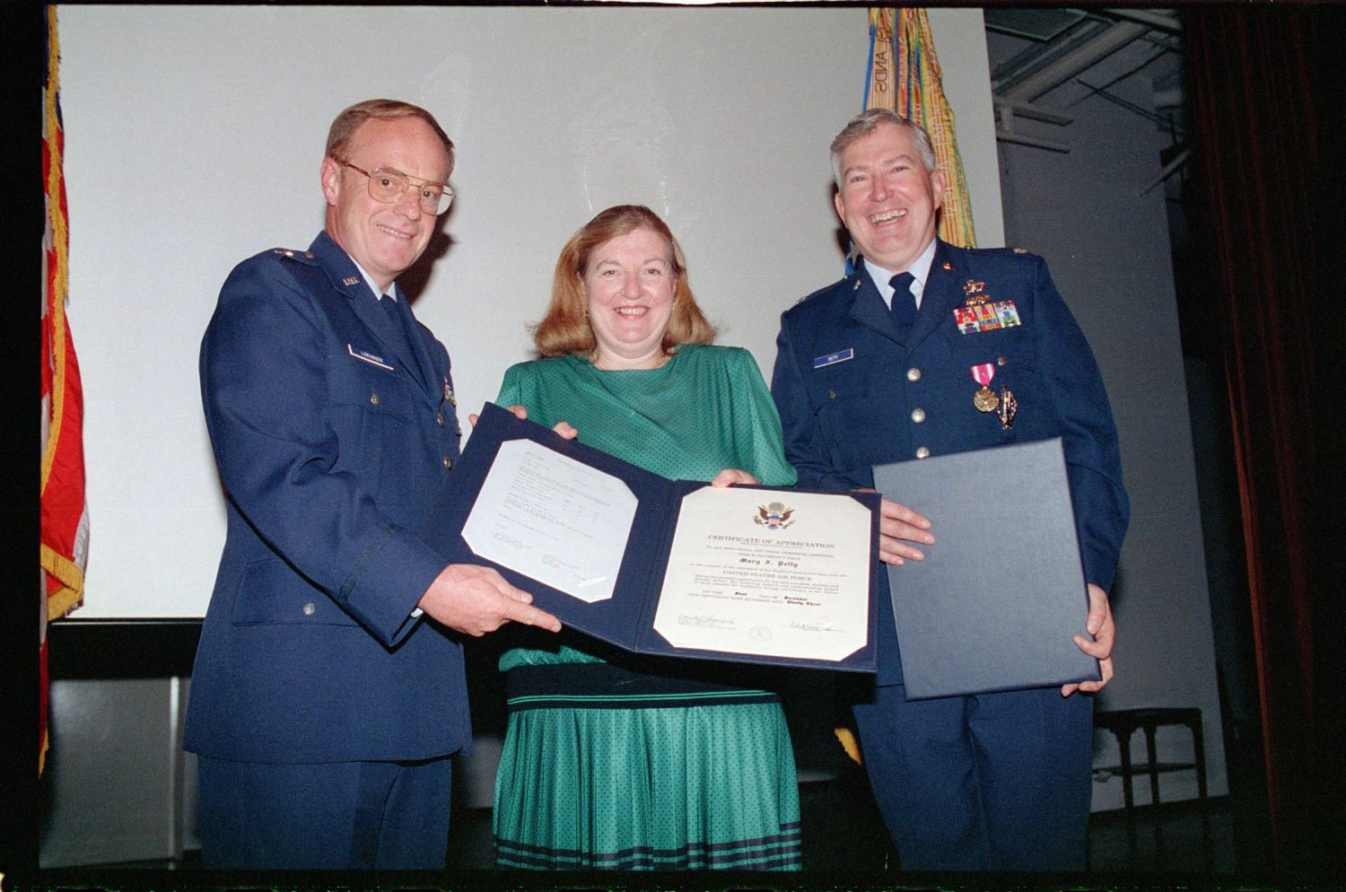 Fotografie: Verabschiedung von Lieutenant Colonel Petty, Commander U.S. Air Force Technical Assistance Field Team, in Berlin-Tempelhof