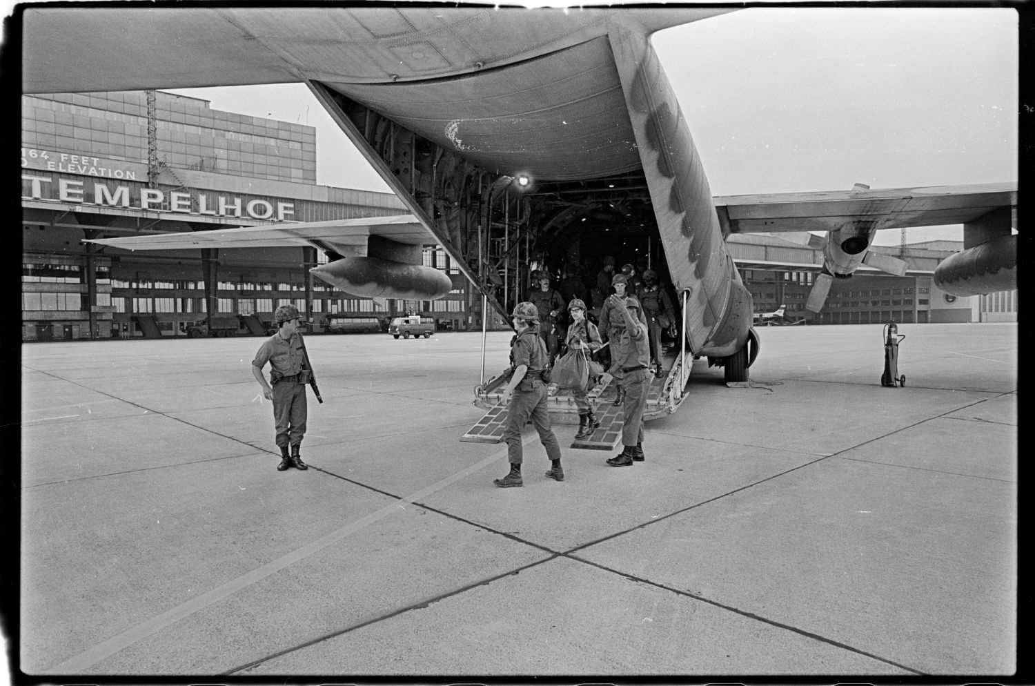 S/w-Fotografie: Ankunft von Soldaten der U.S. Army Berlin Brigade auf der Tempelhof Air Base in Berlin-Tempelhof