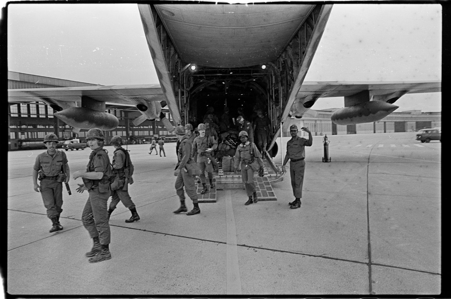 S/w-Fotografie: Ankunft von Soldaten der U.S. Army Berlin Brigade auf der Tempelhof Air Base in Berlin-Tempelhof