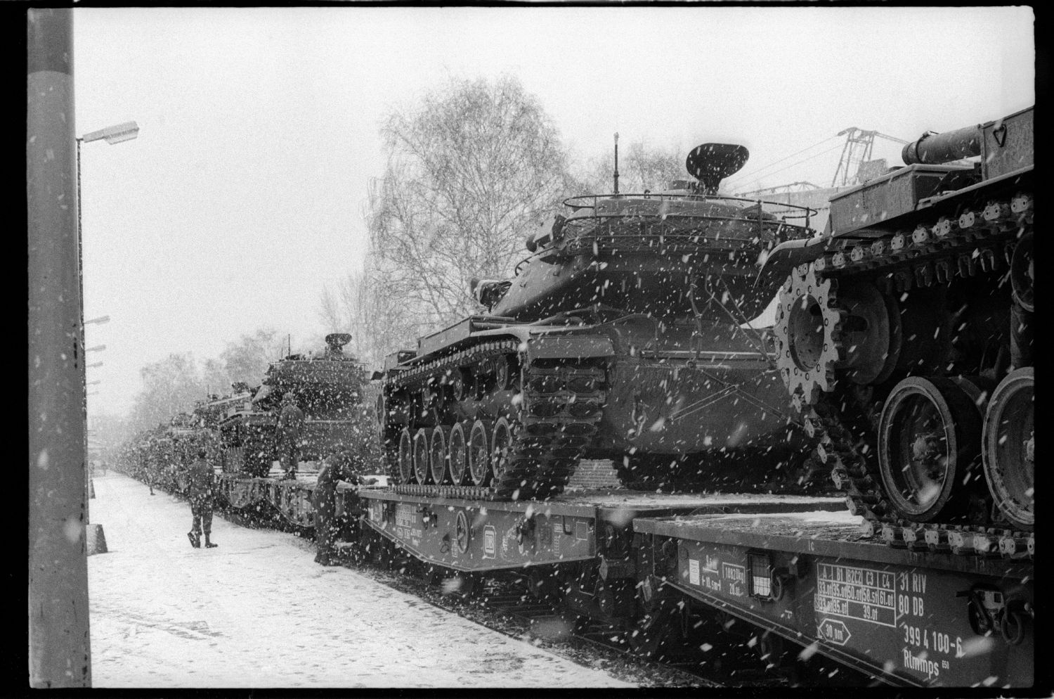 S/w-Fotografie: Verladung von Kampfpanzern der U.S. Army Berlin Brigade am Bahnhof Lichterfelde-West