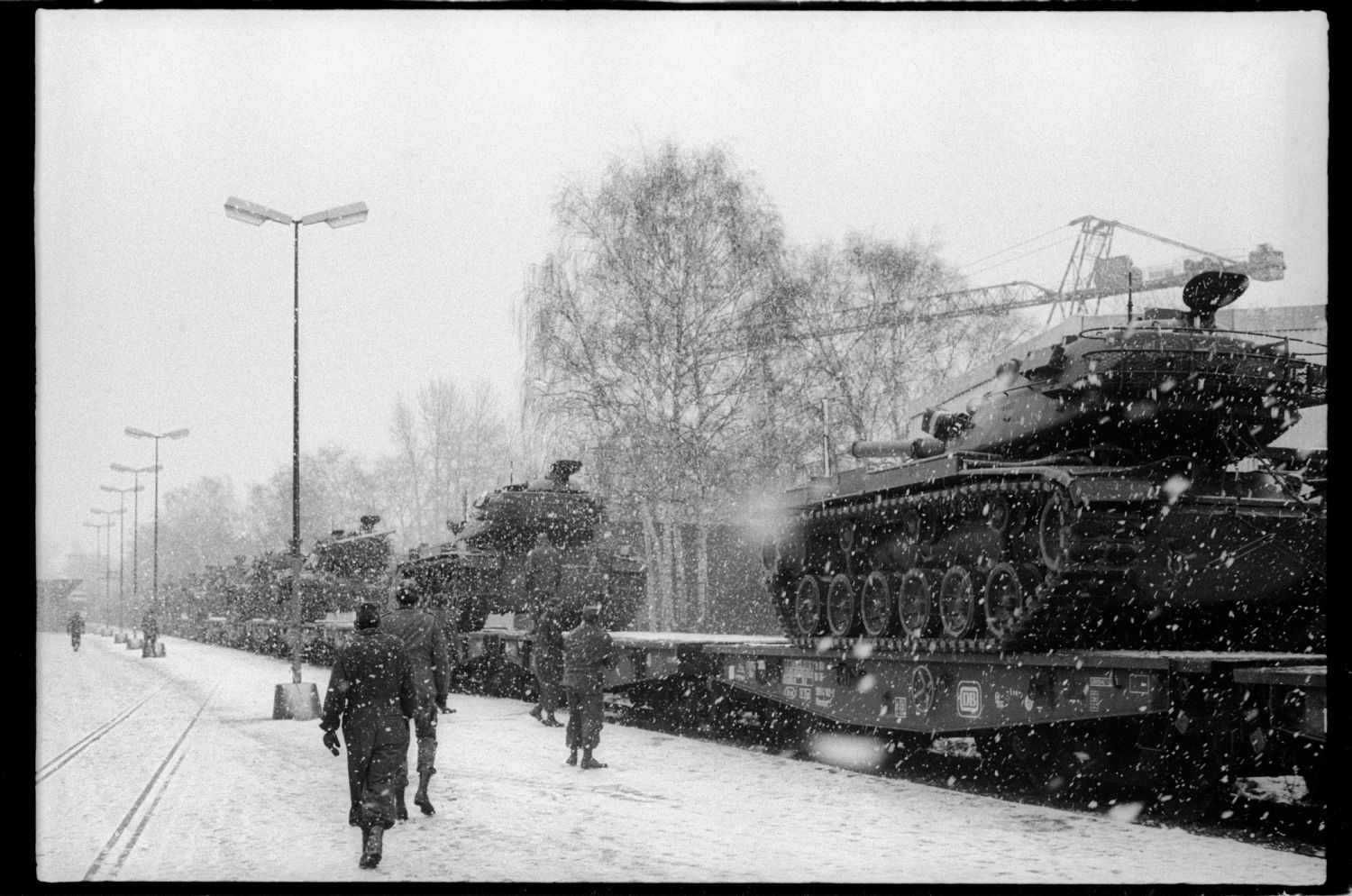 S/w-Fotografie: Verladung von Kampfpanzern der U.S. Army Berlin Brigade am Bahnhof Lichterfelde-West