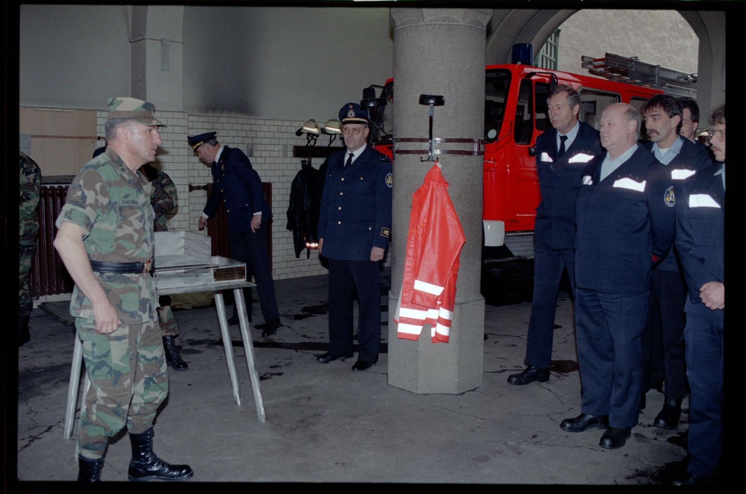 Fotografie: Auszeichnung der West-Berliner Feuerwachen 310 und 320 für 30 Jahre Diensttätigkeit für die U.S. Army in Berlin