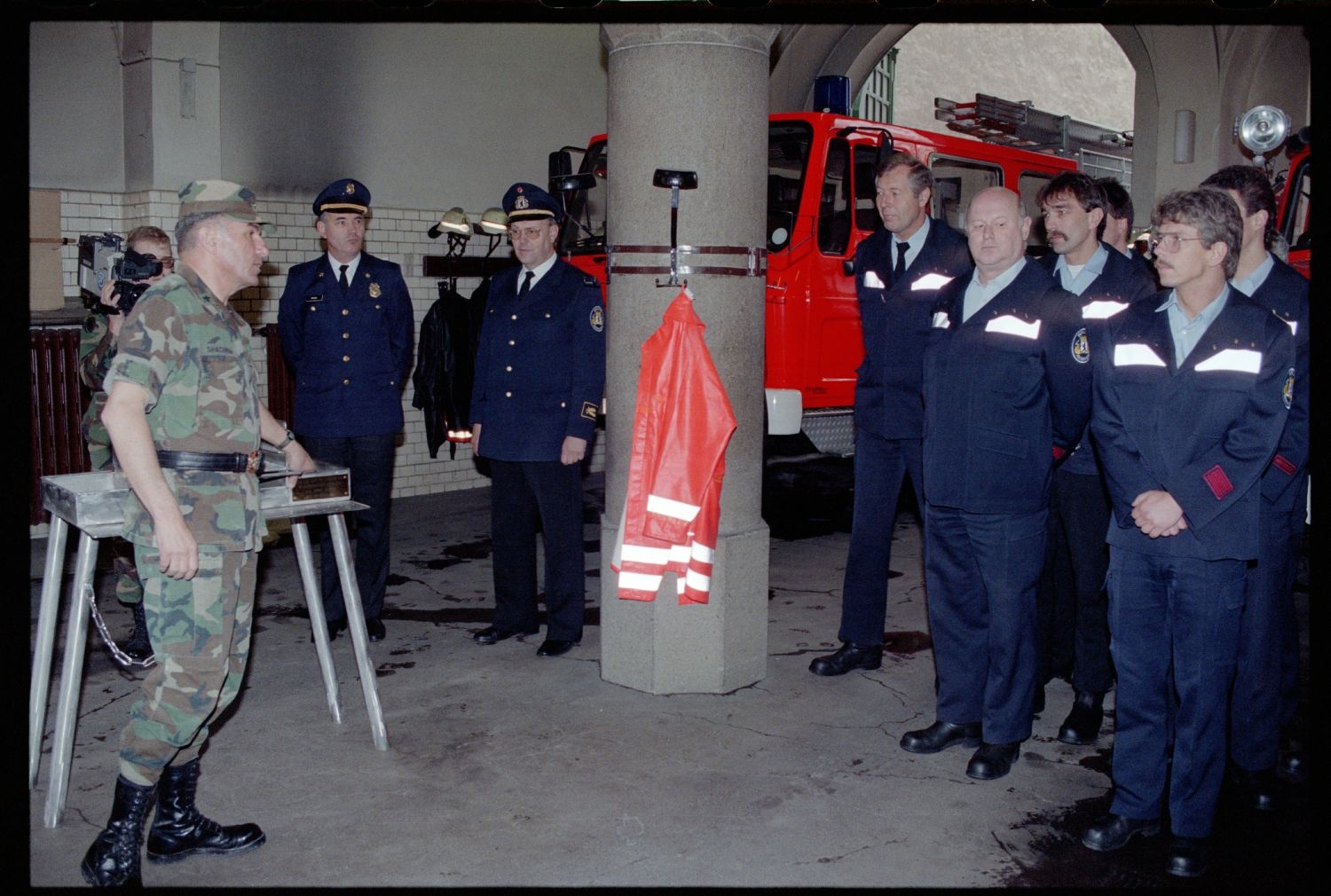 Fotografie: Auszeichnung der West-Berliner Feuerwachen 310 und 320 für 30 Jahre Diensttätigkeit für die U.S. Army in Berlin