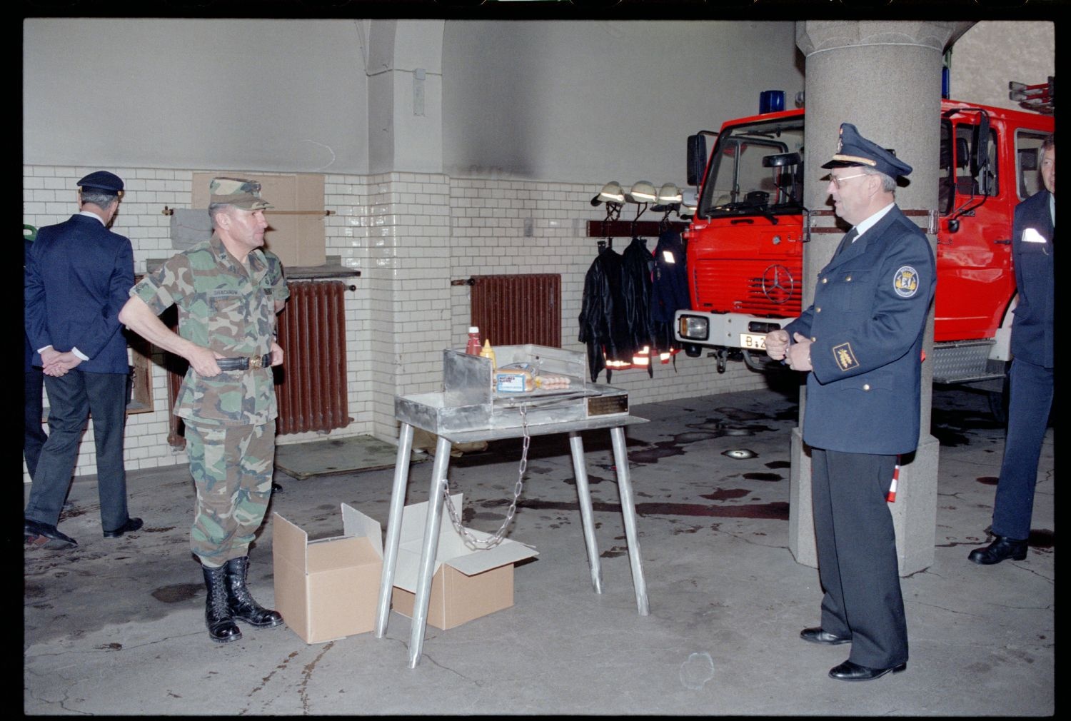 Fotografie: Auszeichnung der West-Berliner Feuerwachen 310 und 320 für 30 Jahre Diensttätigkeit für die U.S. Army in Berlin