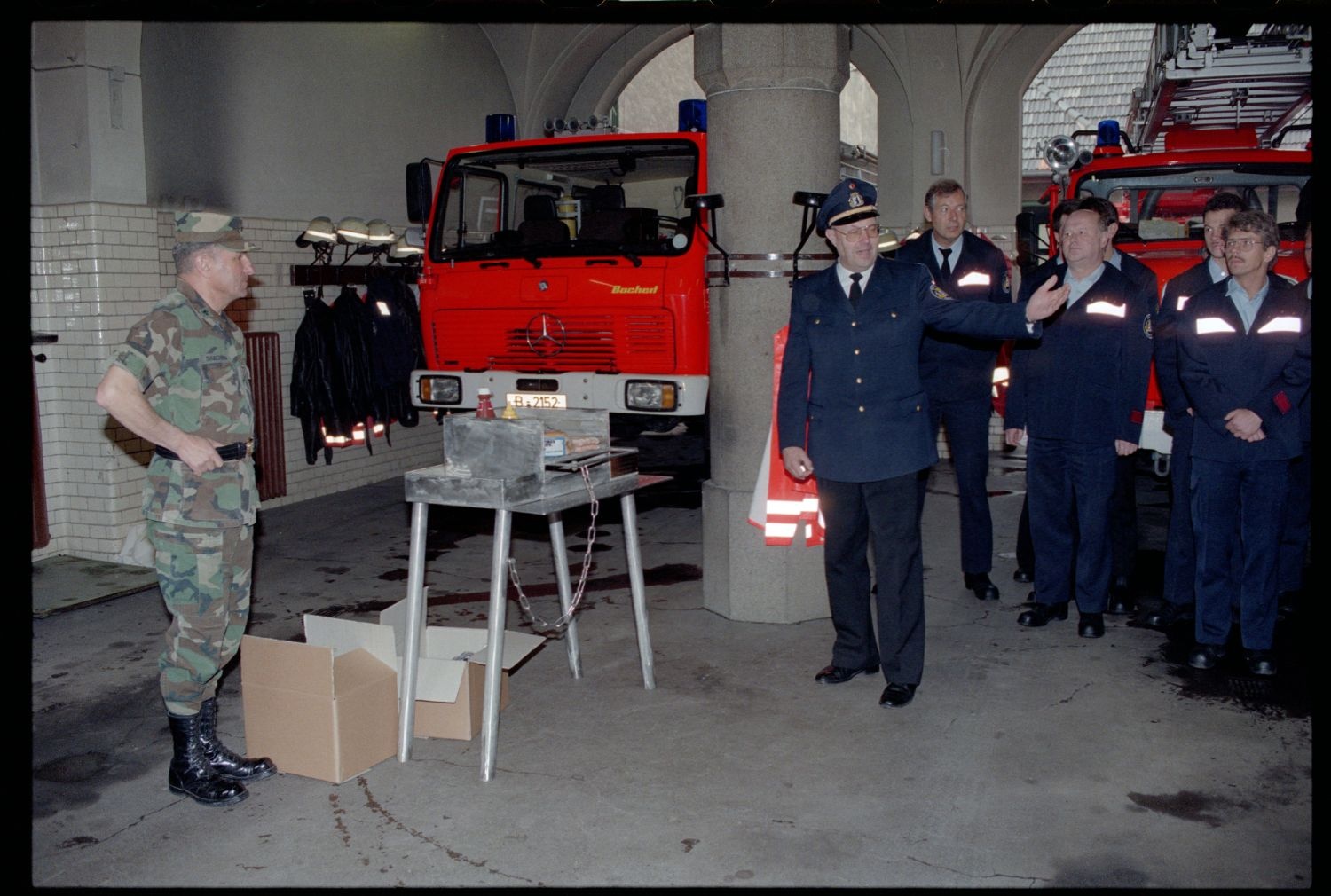 Fotografie: Auszeichnung der West-Berliner Feuerwachen 310 und 320 für 30 Jahre Diensttätigkeit für die U.S. Army in Berlin