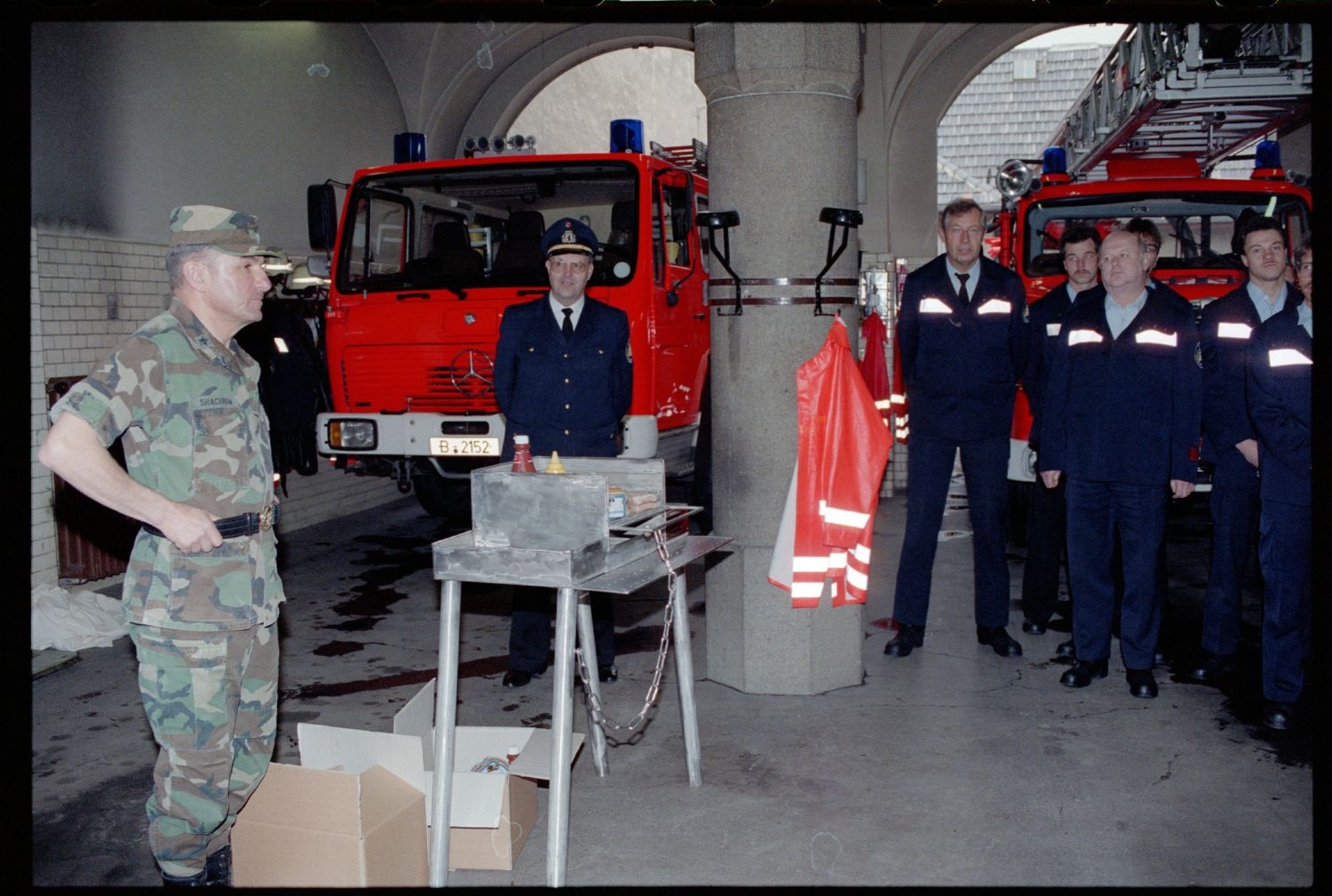 Fotografie: Auszeichnung der West-Berliner Feuerwachen 310 und 320 für 30 Jahre Diensttätigkeit für die U.S. Army in Berlin