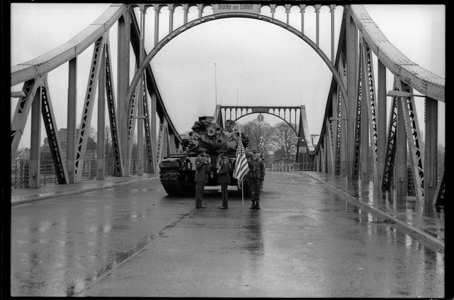 s/w-Fotografie: Militärische Zeremonie der U.S. Army Berlin Brigade auf der Glienicker Brücke zwischen West-Berlin und Potsdam