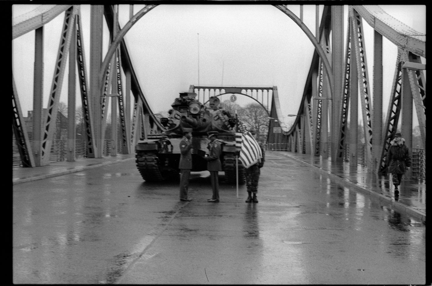 S/w-Fotografie: Militärische Zeremonie der U.S. Army Berlin Brigade auf der Glienicker Brücke zwischen West-Berlin und Potsdam