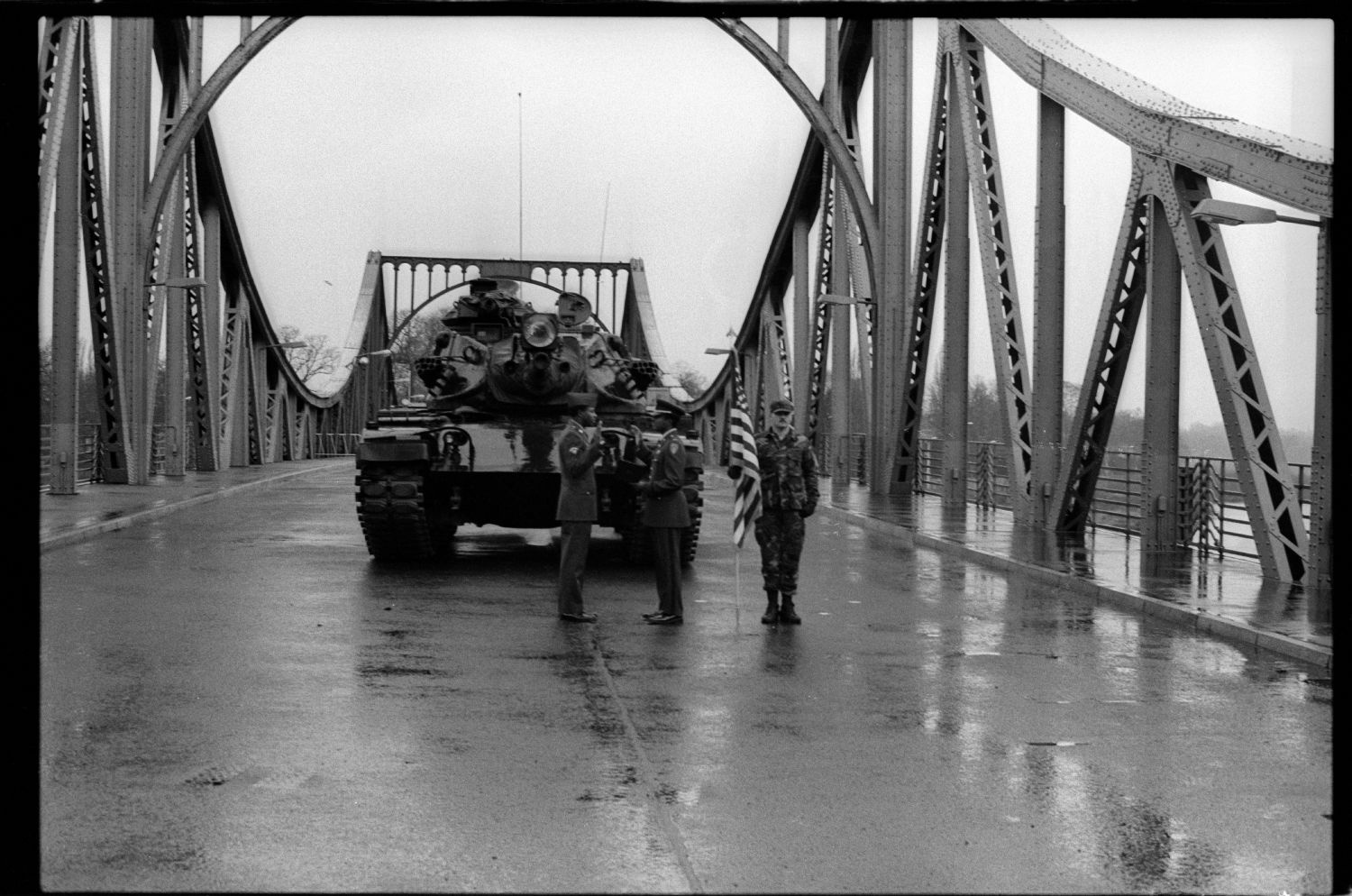 s/w-Fotografie: Militärische Zeremonie der U.S. Army Berlin Brigade auf der Glienicker Brücke zwischen West-Berlin und Potsdam