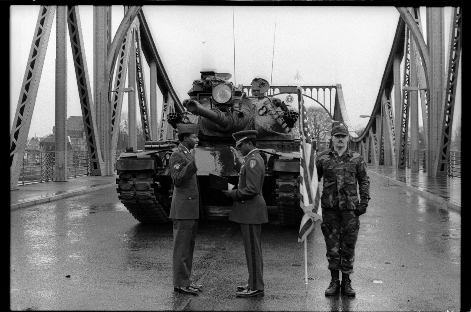 S/w-Fotografie: Militärische Zeremonie der U.S. Army Berlin Brigade auf der Glienicker Brücke zwischen West-Berlin und Potsdam