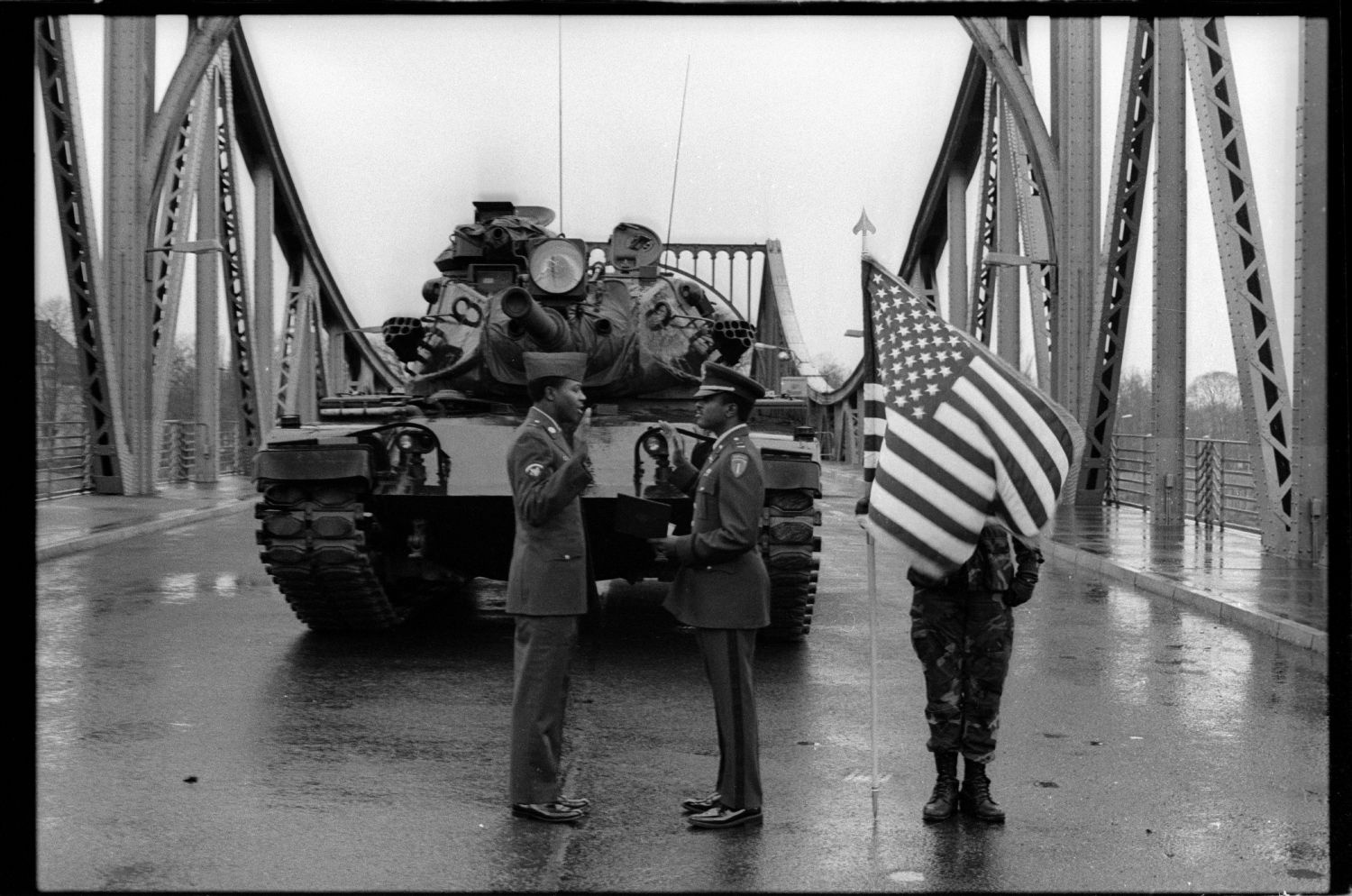 S/w-Fotografie: Militärische Zeremonie der U.S. Army Berlin Brigade auf der Glienicker Brücke zwischen West-Berlin und Potsdam