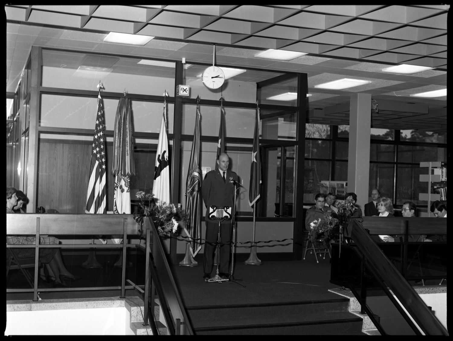 S/w-Fotografie: Eröffnung der Bibliothek der U.S. Army Berlin Brigade in der Taylorstraße in Berlin-Dahlem