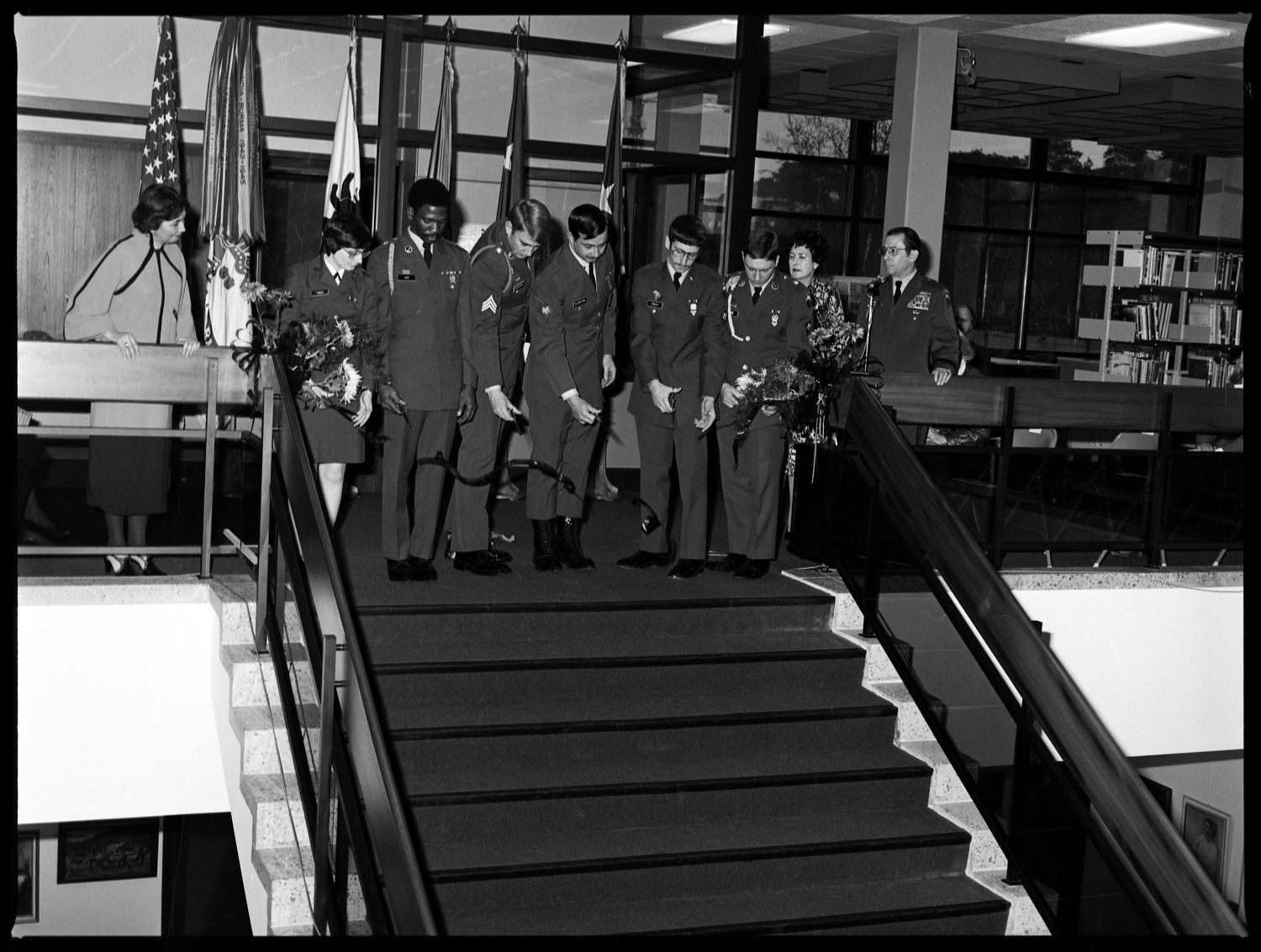 S/w-Fotografie: Eröffnung der Bibliothek der U.S. Army Berlin Brigade in der Taylorstraße in Berlin-Dahlem