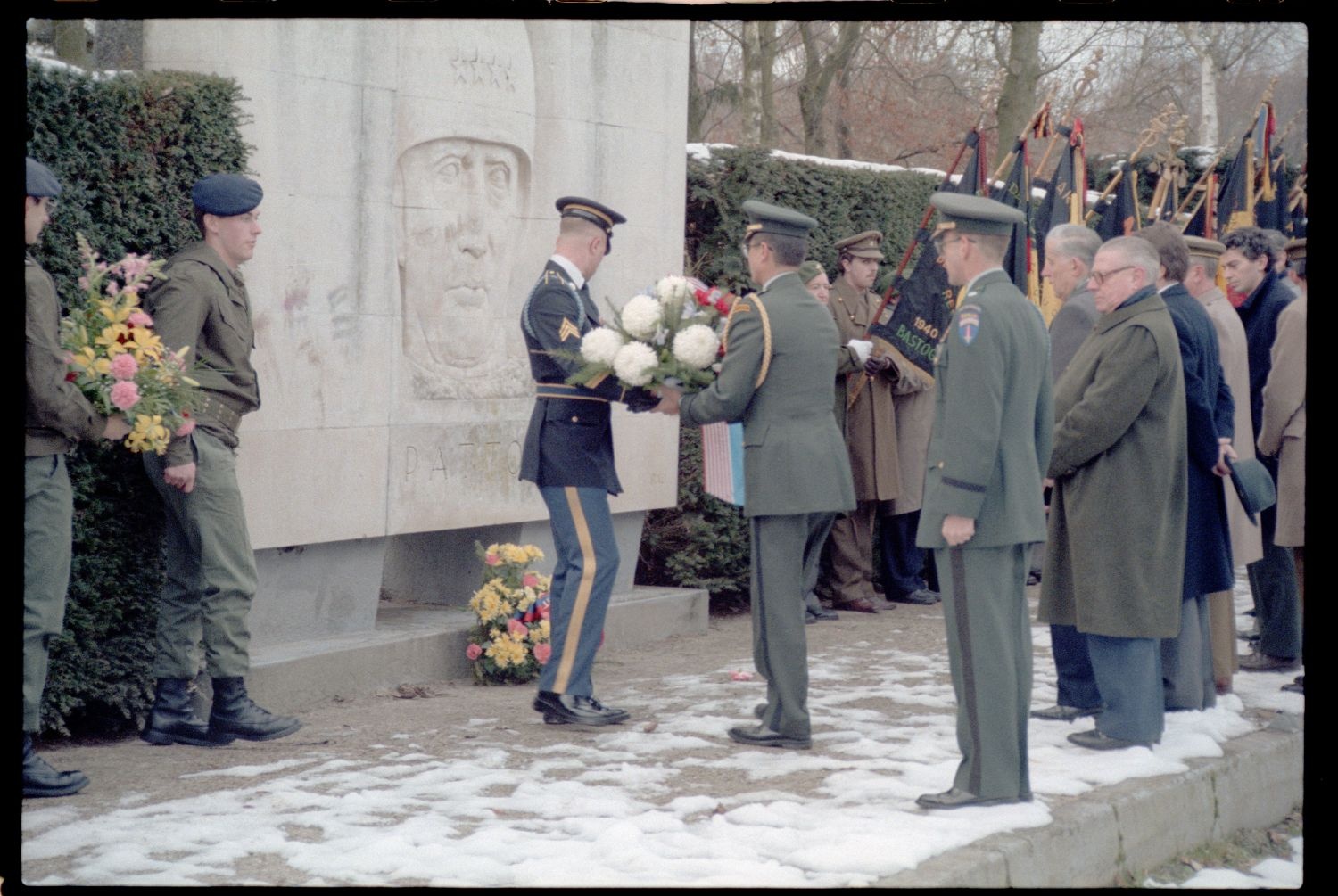 Fotografie: Gedenken an die Gefallenen der Ardennenoffensive in Bastogne, Belgien