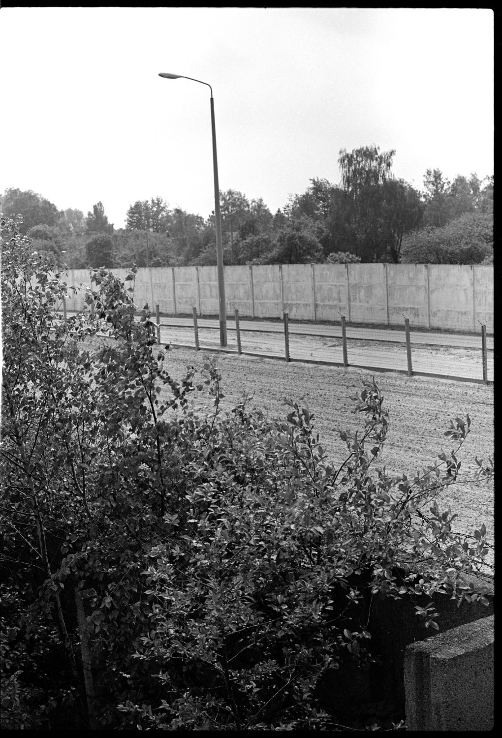 S/w-Fotografie: Berliner Mauer, Grenzstreifen An der Stammbahn in Kleinmachnow