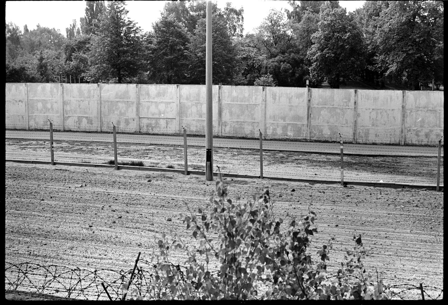 S/w-Fotografie: Berliner Mauer, Grenzstreifen An der Stammbahn in Kleinmachnow