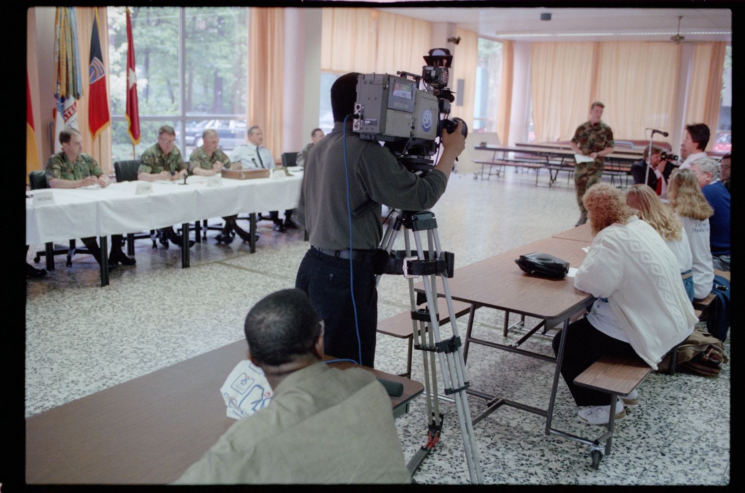 Fotografie: Town Hall Meeting der US-Community mit Brigadier General Sidney Shachnow in der Berlin American High School in Berlin-Dahlem