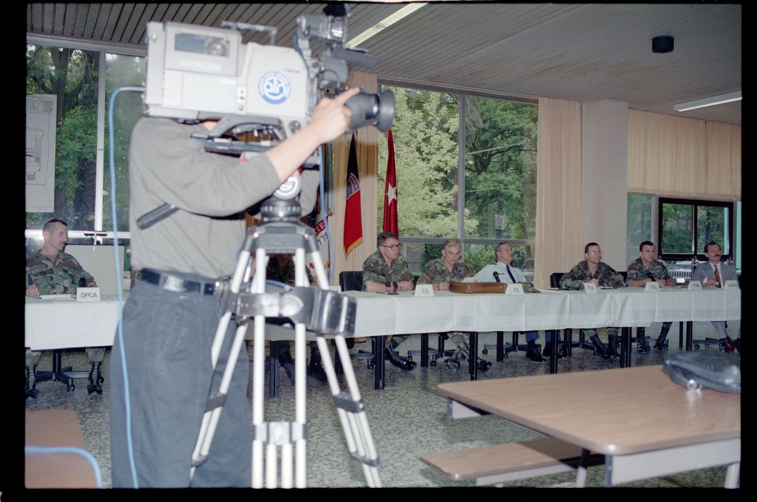 Fotografie: Town Hall Meeting der US-Community mit Brigadier General Sidney Shachnow in der Berlin American High School in Berlin-Dahlem