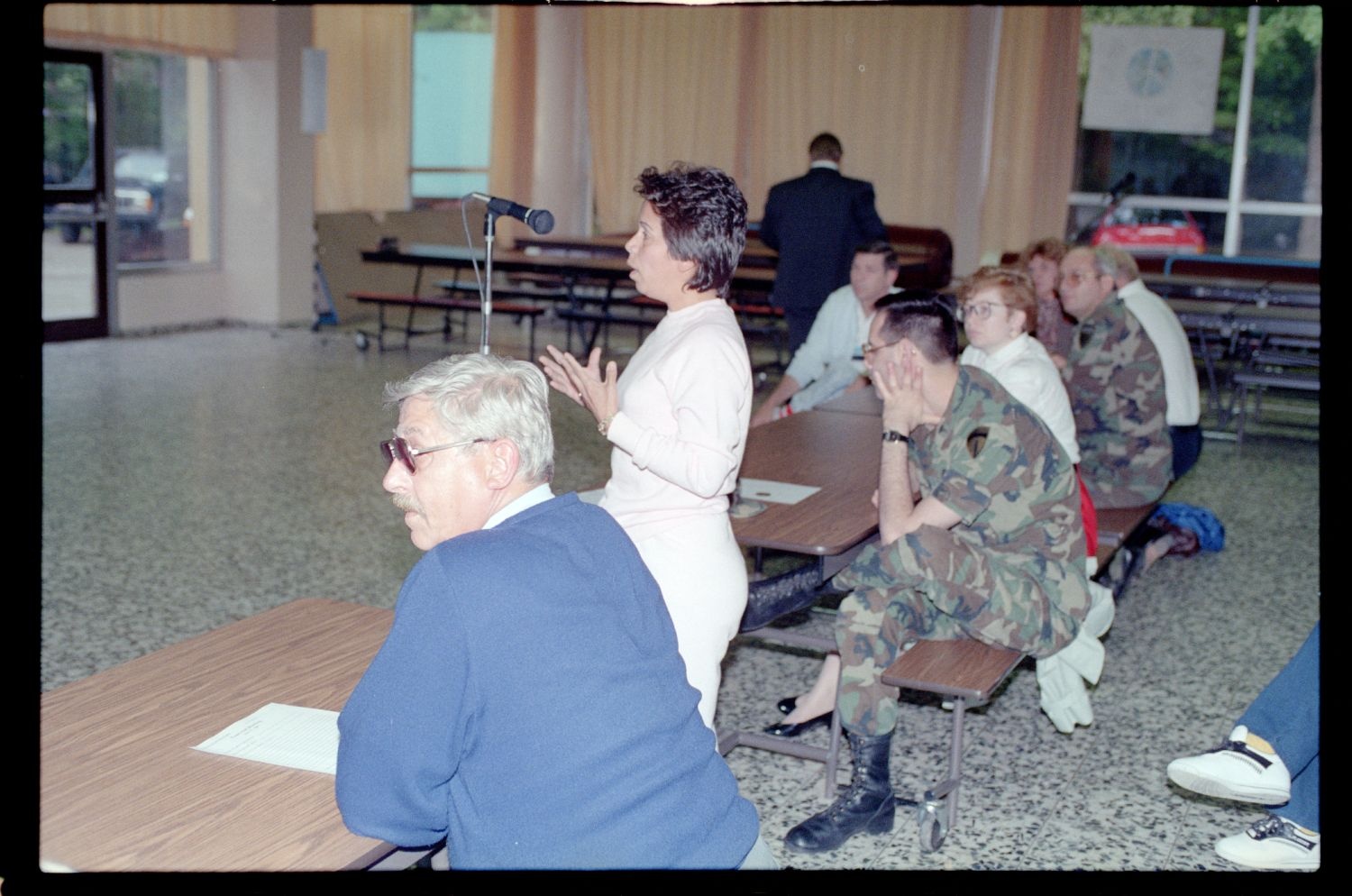 Fotografie: Town Hall Meeting der US-Community mit Brigadier General Sidney Shachnow in der Berlin American High School in Berlin-Dahlem