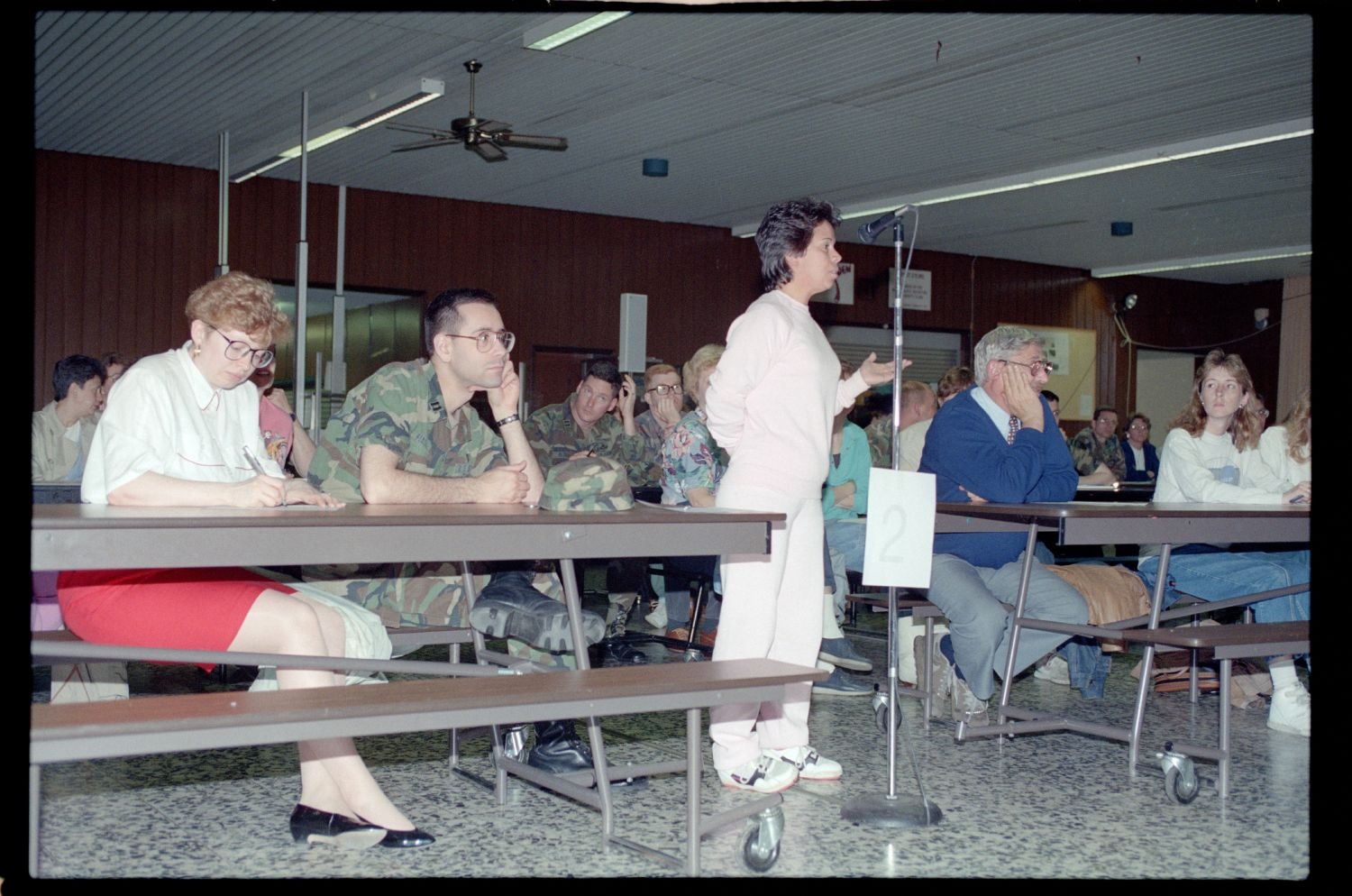 Fotografie: Town Hall Meeting der US-Community mit Brigadier General Sidney Shachnow in der Berlin American High School in Berlin-Dahlem