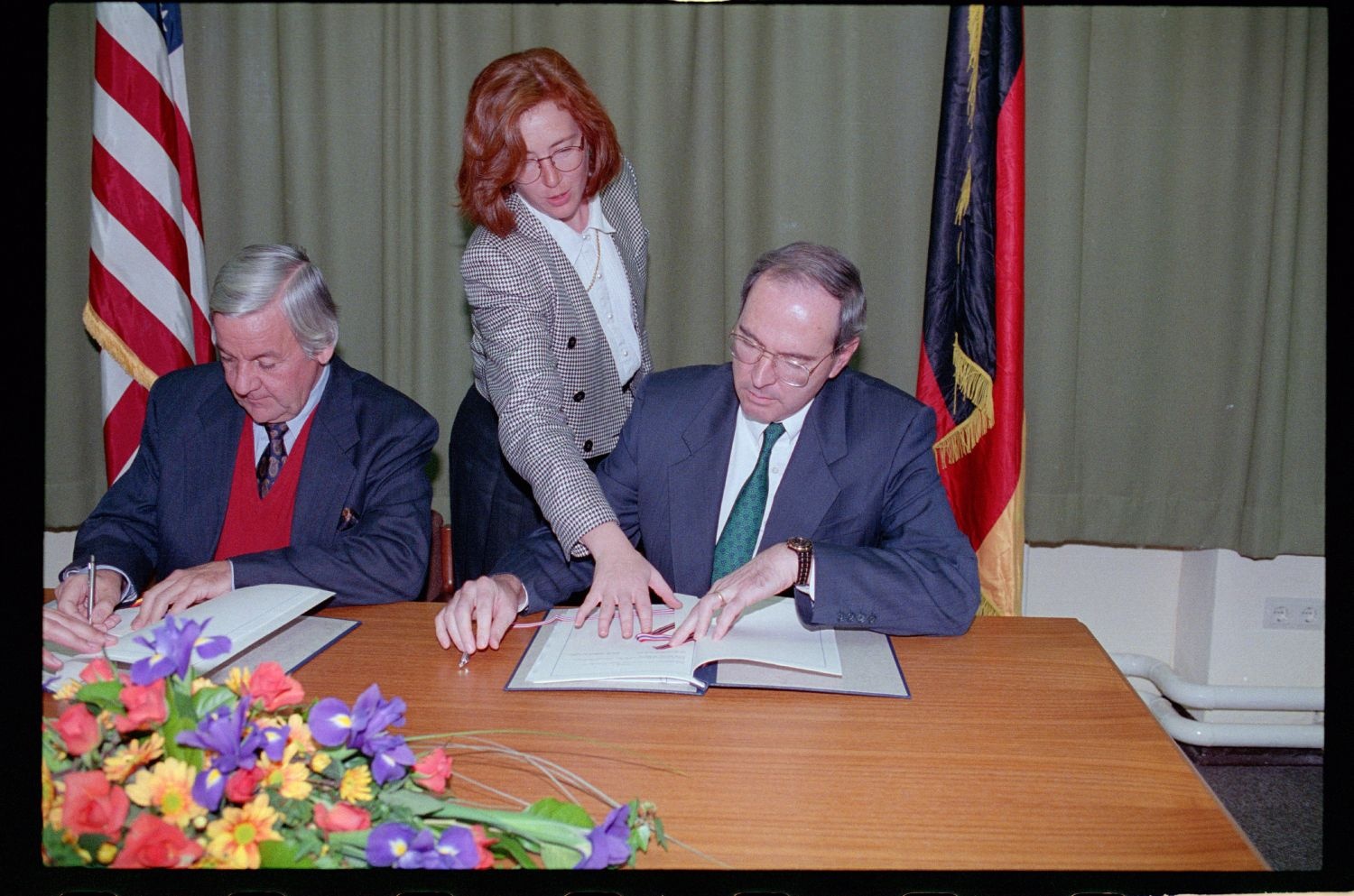 Fotografie: Vertragsunterzeichnung zur Übergabe des Berlin Document Center in Berlin-Zehlendorf