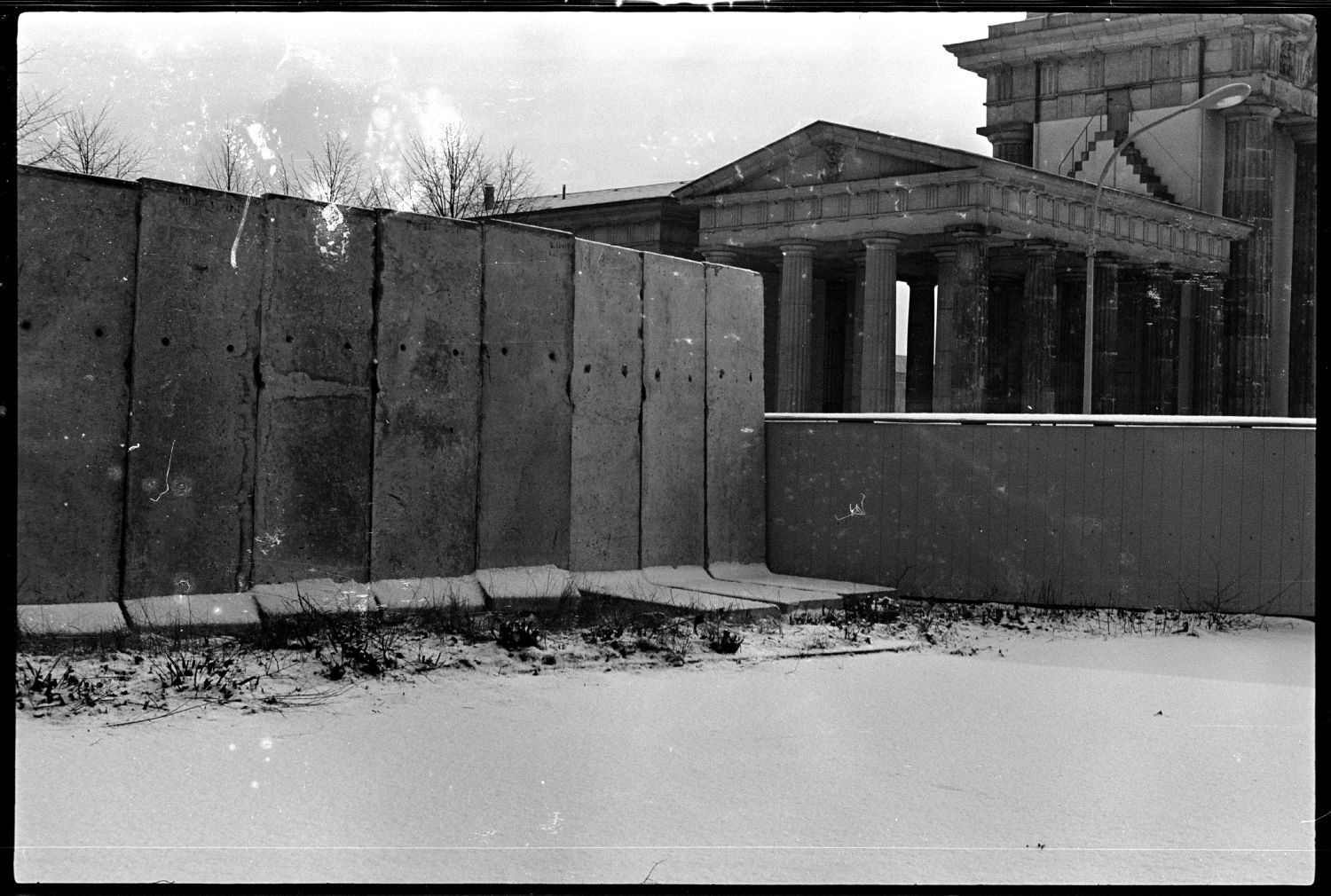 S/w-Fotografie: Ausbau der Berliner Mauer am Brandenburger Tor in Berlin-Mitte