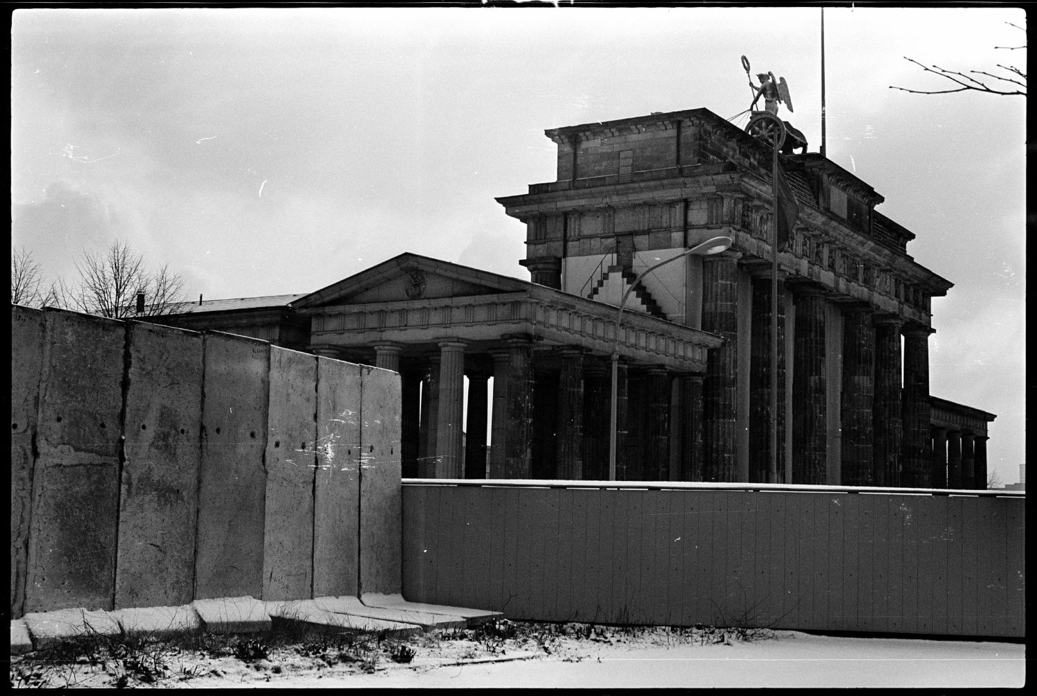 S/w-Fotografie: Ausbau der Berliner Mauer am Brandenburger Tor in Berlin-Mitte