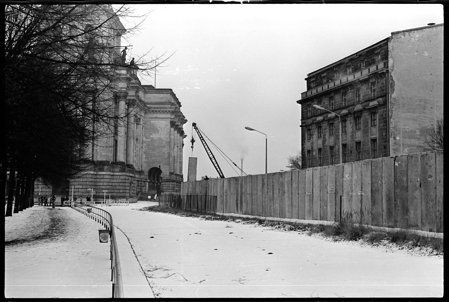 S/w-Fotografie: Ausbau der Berliner Mauer am Brandenburger Tor in Berlin-Mitte