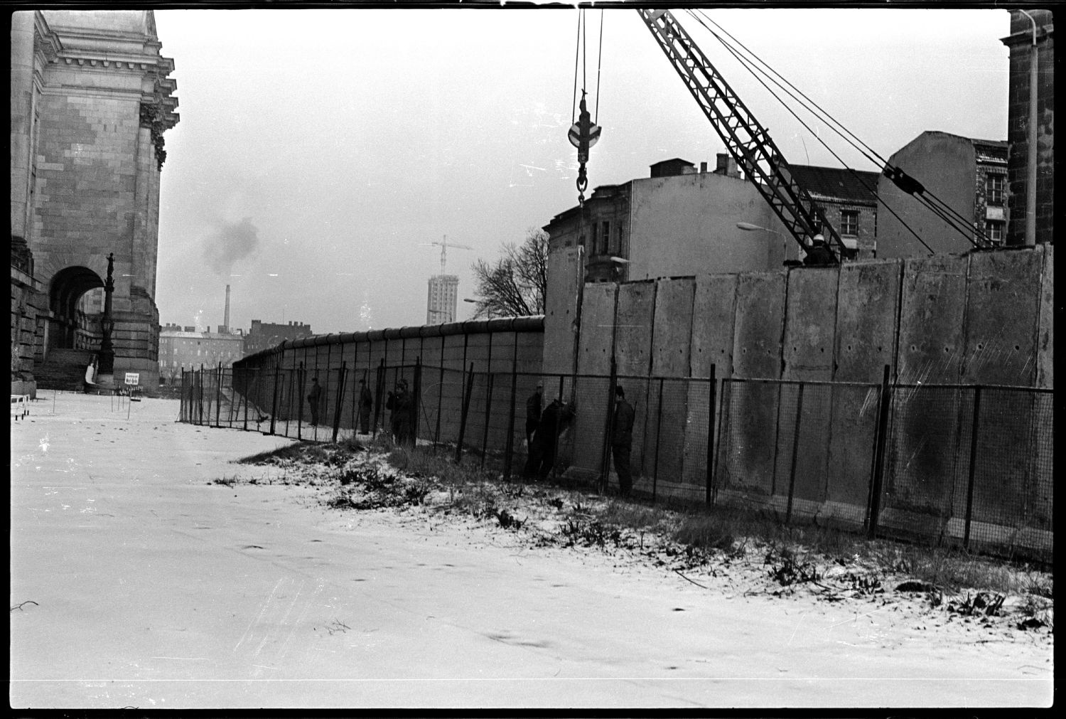 s/w-Fotografie: Ausbau der Berliner Mauer am Brandenburger Tor in Berlin-Mitte