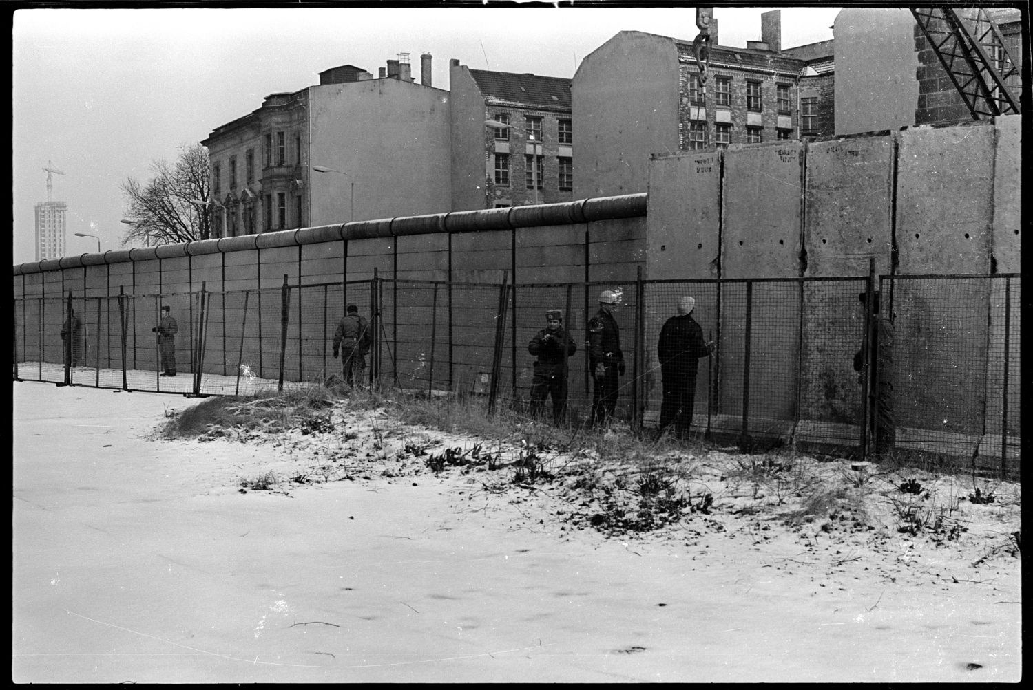 S/w-Fotografie: Ausbau der Berliner Mauer am Brandenburger Tor in Berlin-Mitte