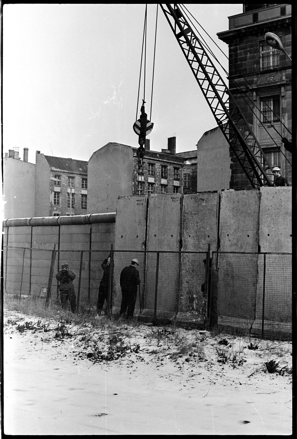 S/w-Fotografie: Ausbau der Berliner Mauer am Brandenburger Tor in Berlin-Mitte