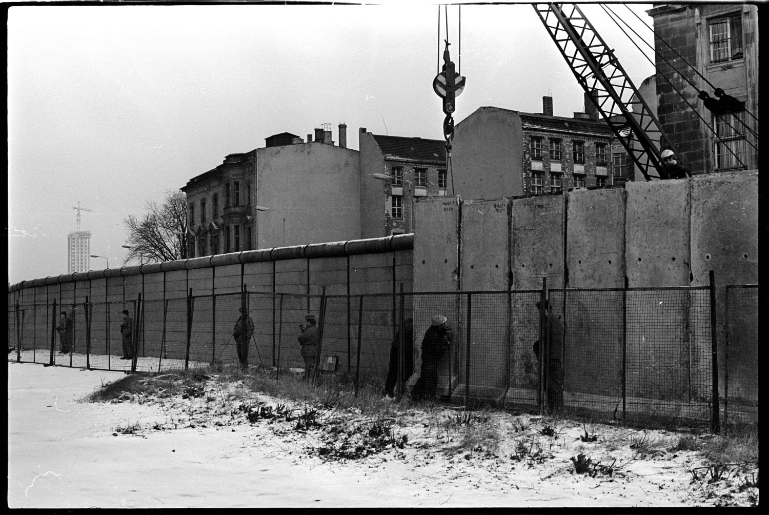 S/w-Fotografie: Ausbau der Berliner Mauer am Brandenburger Tor in Berlin-Mitte