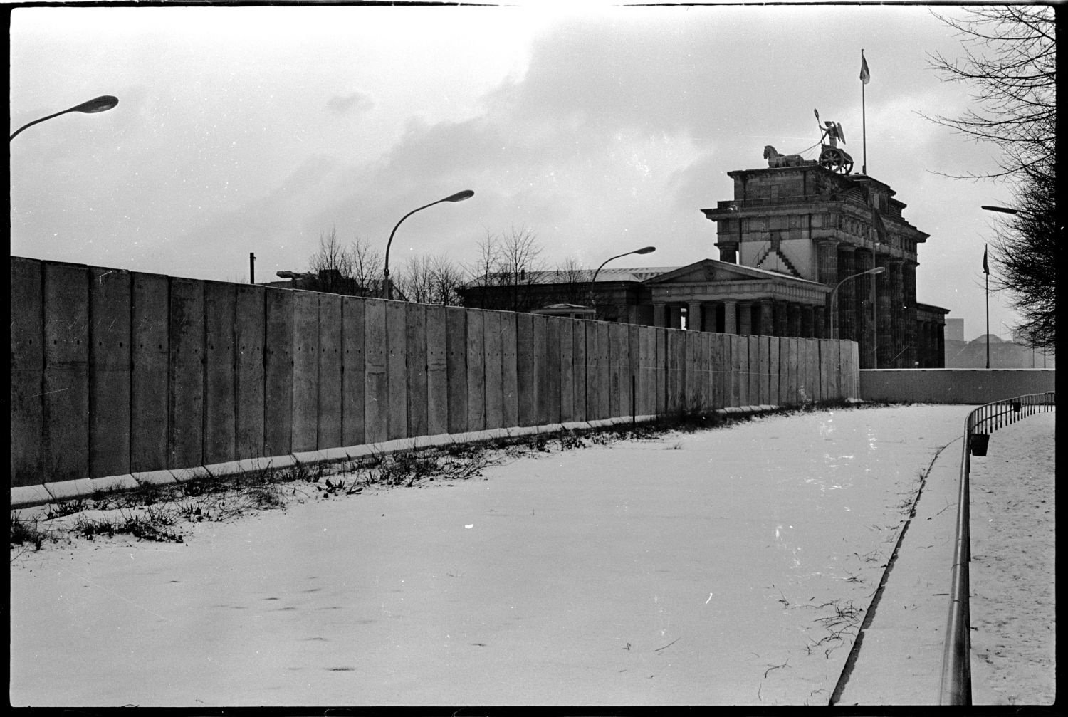 S/w-Fotografie: Ausbau der Berliner Mauer am Brandenburger Tor in Berlin-Mitte