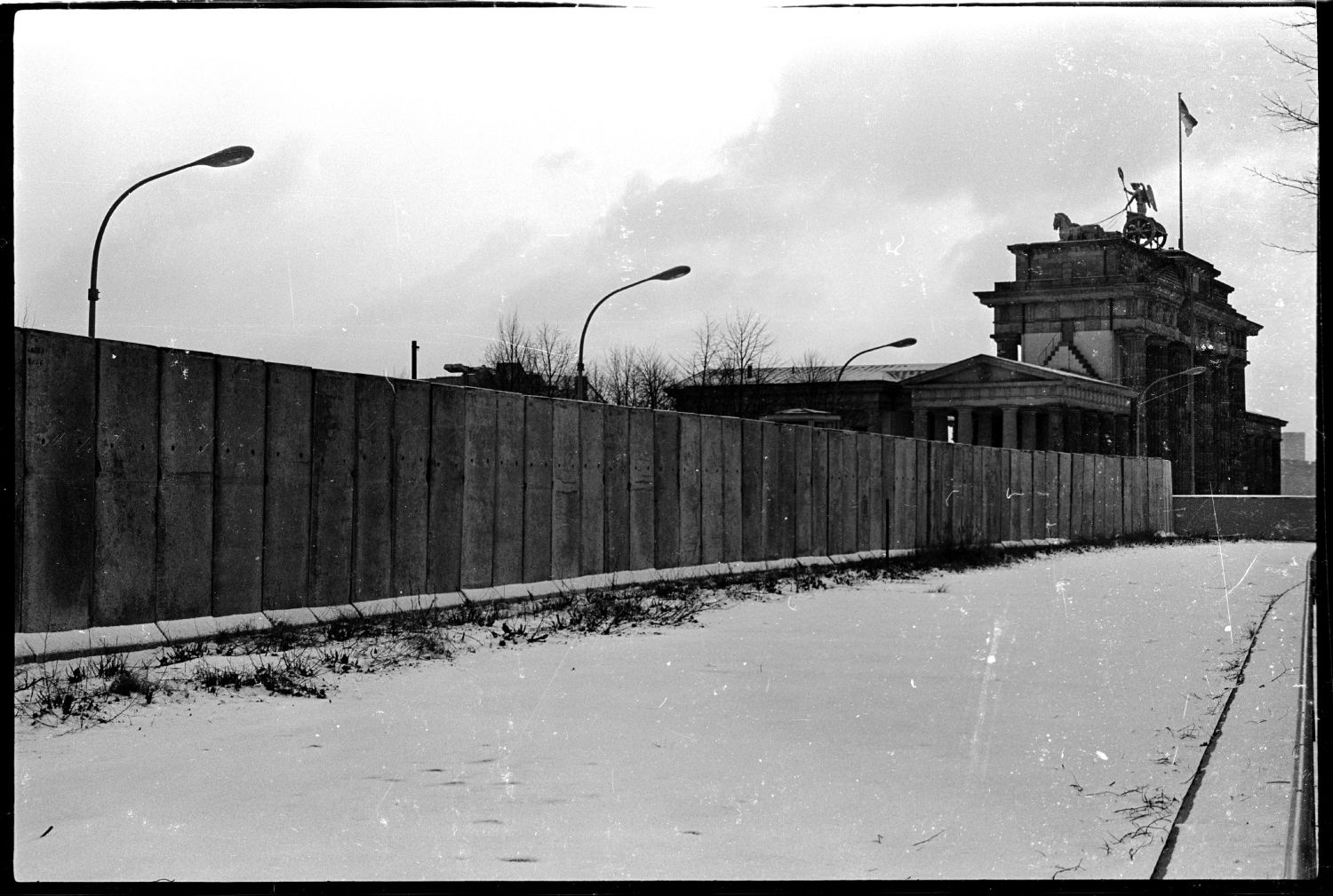 S/w-Fotografie: Ausbau der Berliner Mauer am Brandenburger Tor in Berlin-Mitte